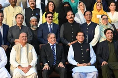Thủ tướng Pakistan Shahbaz Sharif (thứ hai, trái, hàng đầu) chụp ảnh chung với các nghị sỹ Quốc hội tại Islamabad, ngày 9/8/2023. (Ảnh: AFP/TTXVN)