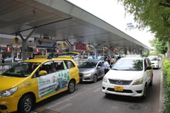 Lượng xe taxi, xe công nghệ hoạt động ra vào sân bay Tân Sơn Nhất rất đông, cần có bãi đậu tạm bên ngoài cho các phương tiện này chờ vào đón khách. (Ảnh: Tiến Lực/TTXVN)