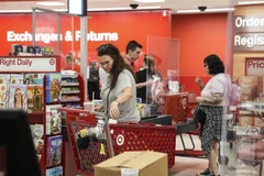 Người dân mua hàng tại siêu thị ở Oregon (Mỹ). (Ảnh: THX/TTXVN)