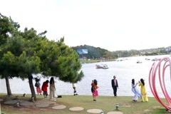 Du khách bên Hồ Xuân Hương, thành phố Đà Lạt (Lâm Đồng). (Ảnh: Quốc Hùng/TTXVN)