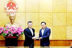 Lãnh đạo hai địa phương trao tặng quà lưu niệm. (Ảnh: Thái Thuần/TTXVN)