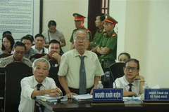 Các luật sư bảo vệ quyền và lợi ích hợp pháp của người khởi kiện trình bày tại tòa. (Ảnh: Nguyên Linh/TTXVN)