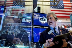 Các giao dịch viên tại sàn chứng khoán New York (Mỹ). (Ảnh: Reuters/TTXVN)