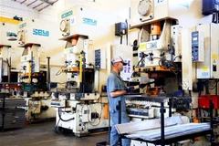 Hoạt động sản xuất tại nhà xưởng Công ty TNHH Cơ khí Động lực Toàn Cầu, Khu công nghiệp Giang Điền, huyện Trảng Bom (tỉnh Đồng Nai). (Ảnh: Hồng Đạt/TTXVN)