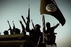 Các tay súng IS tại một địa điểm ở tỉnh Anbar (Iraq), hồi năm 2014. (Ảnh minh họa: AFP/TTXVN)