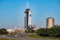 Tên lửa Falcon 9 mang theo tàu Dragon tại sân bay vũ trụ 39A ở Trung tâm vũ trụ Kennedy, bang Florida (Mỹ), ngày 26/2/2023. (Ảnh minh họa: AFP/TTXVN)