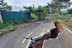 Một điểm sạt trượt trên Đường Hồ Chí Minh, đoạn qua phường Nghĩa Thành, thành phố Gia Nghĩa (Đắk Nông), hồi đầu tháng 8/2023. (Ảnh: Hưng Thịnh/TTXVN)
