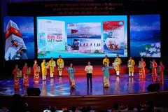 Màn biểu diễn của Thư viện tỉnh Đồng Tháp tại Lễ Bế mạc Liên hoan. (Ảnh: Huỳnh Sơn/TTXVN)