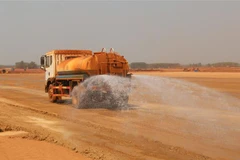 Xe tưới nước chống bụi tại sân bay Long Thành. (Ảnh: Công Phong/TTXVN)