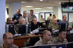 Bộ trưởng Quốc phòng Thổ Nhĩ Kỳ Hulusi Akar (giữa) cùng các thành viên cấp chỉ huy Lực lượng Vũ trang Thổ Nhĩ Kỳ chỉ huy chiến dịch không quân nhằm vào các căn cứ của lượng người Kurd ở miền Bắc Syria và Iraq, tại Trung tâm điều hành không quân Thổ Nhĩ Kỳ