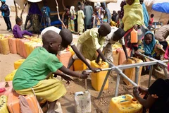 Trẻ em lấy nước tại vòi nước công cộng trong trại tị nạn ở Kidjendi, Đông Nam Niger. (Ảnh: AFP/TTXVN)