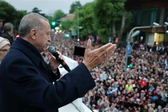 Tổng thống Thổ Nhĩ Kỳ Recep Tayyip Erdogan (phải) phát biểu trước những người ủng hộ tại Istanbul, ngày 28/5/2023. (Ảnh: AFP/TTXVN)