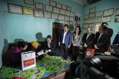 Phó Chủ tịch Quốc hội Nguyễn Đức Hải cũng các lãnh đạo tỉnh Hòa Bình thăm hỏi tặng quà hộ gia đình chính sách, hộ gia đình có hoàn cảnh đặc biệt khó khăn trên địa bàn huyện Đà Bắc. (Ảnh: Trọng Đạt/TTXVN)