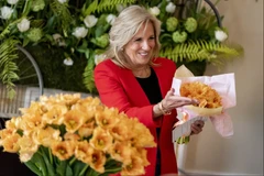 Đệ nhất phu nhân Jill Biden cầm một bó hoa tulip mang tên bà trong buổi lễ đặt tên cho loài hoa này tại Đại sứ quán Vương quốc Hà Lan ở Washington, ngày 5/4/2023. (Nguồn: AP/Ảnh chụp màn hình)