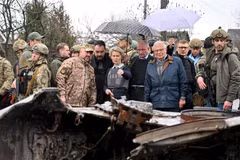 Chủ tịch Ủy ban châu Âu (EC) Ursula von der Leyen (giữa) và Đại diện cấp cao về chính sách an ninh và đối ngoại của EU Josep Borrell thăm thị trấn Bucha, phía tây bắc thủ đô Kiev (Ukraine), ngày 8/4/2022. (Ảnh: AFP/TTXVN)