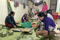 Gói bánh chưng tại làng Đại An Khê. (Ảnh: Thanh Thủy/TTXVN)