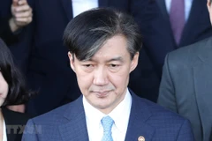 Cựu Bộ trưởng Tư pháp Cho Kuk rời khỏi văn phòng tại Gwacheon, phía nam Seoul ngày 14/10/2019. (Ảnh: Yonhap/TTXVN)