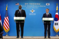 Bộ trưởng Quốc phòng Hàn Quốc Lee Jong-sup (phải) và Bộ trưởng Quốc phòng Mỹ Lloyd Austin tại cuộc họp báo chung ở Seoul ngày 31/1/2023. (Ảnh: AFP/TTXVN)