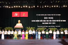 Trao Bằng khen của Ủy ban Nhân dân Thành phố Hồ Chí Minh cho các tập thể xuất sắc. (Ảnh: Tiến Lực/TTXVN)