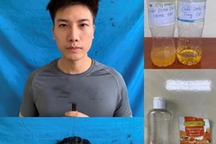 Hai đối tượng trong nhóm thanh niên bị bắt quả tang sử dụng trái phép chất ma túy trong chung cư Tecco (Thanh Hóa). (Nguồn: Thanh tra)