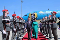 Chủ tịch nước Võ Văn Thưởng và Phu nhân đến Sân bay Quốc tế Vienna, Thủ đô Vienna chiều 23/7/2023 (giờ địa phương), bắt đầu chuyến thăm chính thức Cộng hòa Áo. (Ảnh: Thống Nhất/TTXVN)