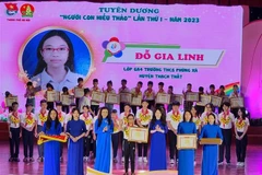 Tuyên dương những tấm gương "Người con hiếu thảo." (Ảnh: Kim Anh/TTXVN)