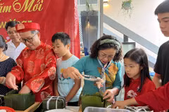 Lưu giữ truyền thống văn hóa dân tộc cho con cháu (Ảnh: Thanh Tú/TTXVN)