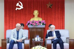 Bí thư Tỉnh ủy Bình Dương Nguyễn Văn Lợi (phải) hoan nghênh ông Mitani và Tập đoàn Mitani Sangyo xúc tiến tìm hiểu đầu tư vào Bình Dương. (Ảnh: Chí Tưởng/TTXVN)