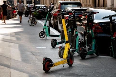 Xe scooter điện cho thuê tại Paris, Pháp. Ảnh: AFP/TTXVN