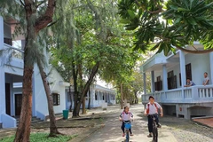 Học sinh Trường Tiểu học Trường Sa đạp xe đến trường. (Ảnh: Nguyễn Cúc/TTXVN)