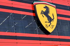 Logo của Ferrari tại trụ sở của hãng ở Maranello (Italy), ngày 15/6/2022. (Nguồn: Reuters)