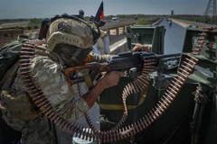 Lực lượng an ninh gác bên ngoài trụ sở của UNAMA tại Herat (Afghanistan), ngày 31/7/2021. (Ảnh: AFP/TTXVN)
