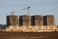 Công trình xây dựng khu định cư Givat Zeev của Israel ở Bờ Tây. (Ảnh: AFP/TTXVN)