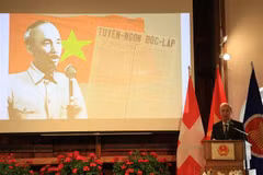 Đại sứ Việt Nam tại Thụy Sĩ Phùng Thế Long phát biểu tại buổi lễ. (Ảnh: Anh Hiển/TTXVN)