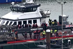 Những người di cư được đưa vào bờ từ tàu BF Ranger của Lực lượng Biên phòng Anh ở Dover, khi cố vượt Eo biển Manche từ Pháp để sang Anh, ngày 6/3/2023. (Ảnh: AFP/TTXVN)