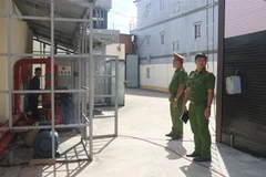 Đoàn Kiểm tra liên ngành kiểm tra một cơ sở kinh doanh ở Vĩnh Long. (Ảnh minh họa: Lê Thúy Hằng/TTXVN)