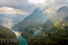 Dòng sông Nho Quế ẩn hiện giữa núi rừng Hà Giang. (Ảnh: Nam Thái/TTXVN)