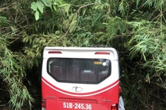 Chiếc xe khách dưới vực đèo. (Nguồn: Lao Động)