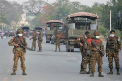 Binh sỹ gác trên đường phố tại Naypyidaw (Myanmar). (Ảnh: AFP/TTXVN)
