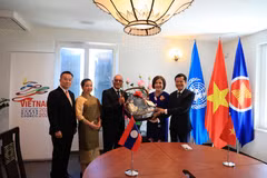 Tình hữu nghị và hợp tác gắn bó giữa Phái đoàn Việt Nam và Phái đoàn Lào tại Geneva luôn được chú trọng vun đắp và ngày càng thắt chặt. (Ảnh: Vietnam+)