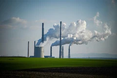 Khí thải phát ra từ một nhà máy nhiệt điện ở Bulgaria ngày 29/10/2021. Ảnh: AFP/TTXVN