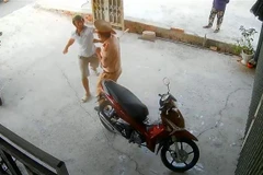 Đối tượng Phan Tấn Đạt tấn công cảnh sát giao thông. (TTXVN phát)