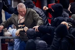 Căng thẳng đã xảy ra khi nhiều cổ động viên đội chủ nhà vượt qua hàng rào an ninh để tiến vào khu vực giành cho người nhà và bạn bè của các cầu thủ West Ham ở trên khán đài. (Nguồn: Mail Online/Ảnh chụp màn hình)