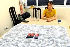 Lê Thị Phượng cùng tang vật. (Ảnh: TTXVN phát)