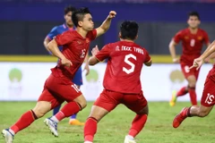 Các cầu thủ U22 Việt Nam ăn mừng bàn thắng san bằng tỷ số ở phút thứ 53. (Ảnh: Hoàng Linh/TTXVN)