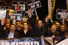 Biểu tình bên ngoài sứ quán Thuỵ Điển ở Ankara (Thổ Nhĩ Kỳ), phản đối hành động đốt kinh Koran, ngày 21/3/2023. (Ảnh: AFP/TTXVN)