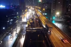 Vụ tai nạn khiến giao thông tắc nghẽn, dòng ô tô xếp hàng kéo dài nhiều km. Ảnh: Phạm Kiên - TTXVN