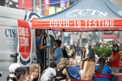 Một điểm xét nghiệm COVID-19 lưu động trên Quảng trường Thời Đại ở New York (Mỹ) hồi năm 2021. (Ảnh minh họa: THX/TTXVN)