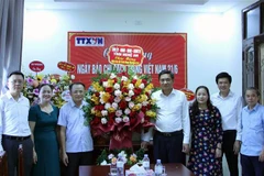 Đoàn Tỉnh ủy, Hội đồng Nhân dân, Ủy ban Nhân dân, Ủy ban Mặt trận Tổ quốc do Phó Bí thư Tỉnh ủy Nghệ An Hoàng Nghĩa Hiếu dẫn đầu tặng hoa Cơ quan thường trú Thông tấn xã Việt Nam tại Nghệ An. (Ảnh: Văn Tý/TTXVN)