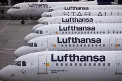 Các máy bay của hãng hàng không Lufthansa đỗ tại sân bay Frankfurt (Đức) trong bối cảnh diễn ra đình công, ngày 17/2/2023. (Ảnh: AFP/TTXVN)